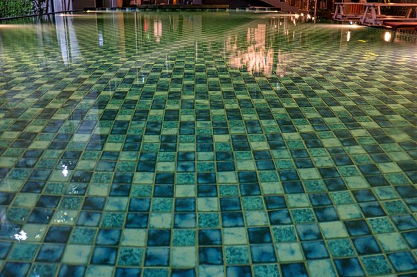 Hoe maak je een zwembad toegankelijk voor mensen met een beperking?